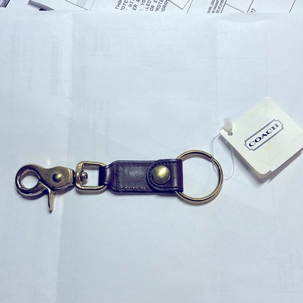 NWT Coach trigger snap key fob in Brown, smooth leather and brass. 5”